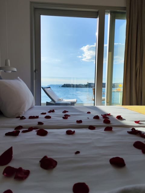 Premium Suite | Premium bedding, minibar, in-room safe, individually furnished