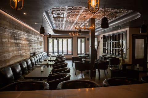 2 restaurants; breakfast, lunch, and dinner served