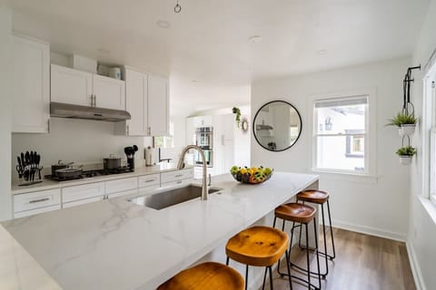 Chef`s Delight: Massive 2 room kitchen, island bar, 2 ovens, etc!