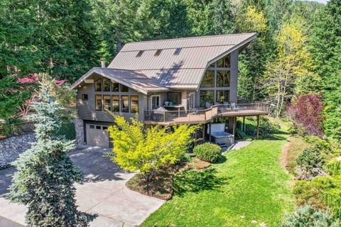 Welcome to Mountain View Retreat! Please enjoy this one of a kind mountain paradise in the woods of Rhododendron.