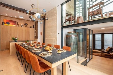Salle à manger/réunion avec vue générale sur l'appartement et différents niveaux