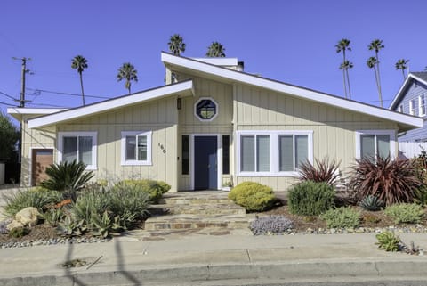 Cheerful beach house in Shell Beach. Located on Paddock Ave,  just three houses from the ocean and Memory Park. There is beach access by stairs and a walking path tucked between neighboring homes.