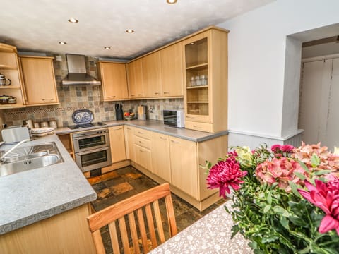 Cottage | Private kitchen | Fridge, dishwasher, electric kettle, toaster