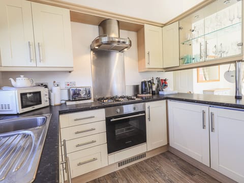 Cottage | Private kitchen | Fridge, dishwasher, cookware/dishes/utensils