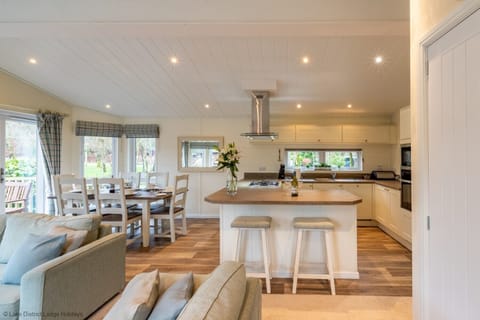 Cottage | Private kitchen | Fridge, dishwasher, cookware/dishes/utensils