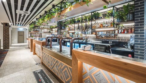 2 bars/lounges, cocktail bar, sports bar