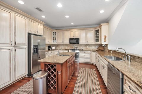 607 Neptune Way - Open Concept itchen