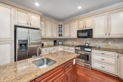 607 Neptune Way - Kitchen