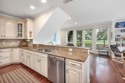 607 Neptune Way - Kitchen with Park and Courtyard View