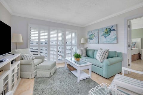 Beach Club 414 - Living Space