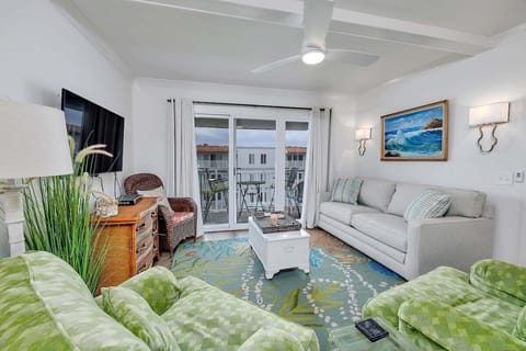 Beach Club 412 - Open Concept Living Space