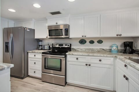 North Breakers 505 - Kitchen with stainless appliances