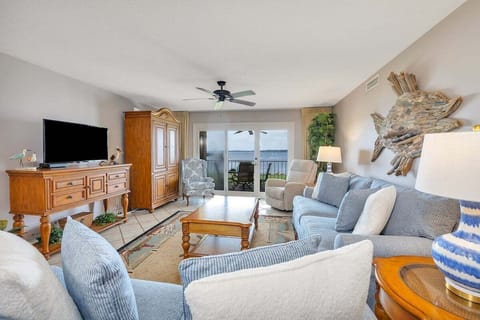 Pier Point 104 - Livingroom Area with Balcony Access