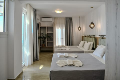 Junior Studio Suite | In-room safe, free WiFi, bed sheets