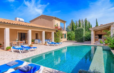 Beautiful villa with swimming pool