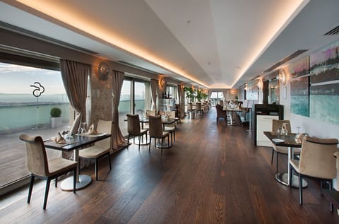 2 restaurants; breakfast, lunch, and dinner served