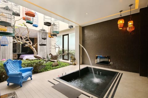 Separate tub and shower, jetted tub, rainfall showerhead