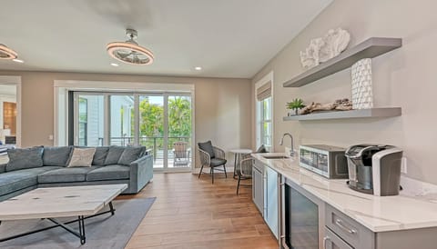 Cocktails, conversation, and views that stretch.