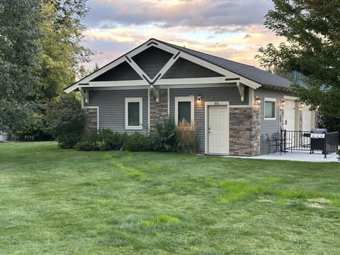 Great curb appeal, large lawn, and Patio/BBQ