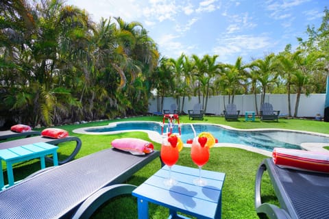 What could be more Florida than daquiries poolside?