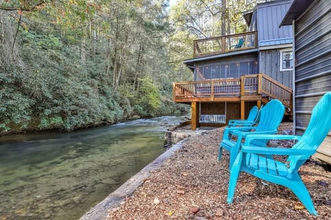Cozy Creek Cabin Located On Mountain Town Creek