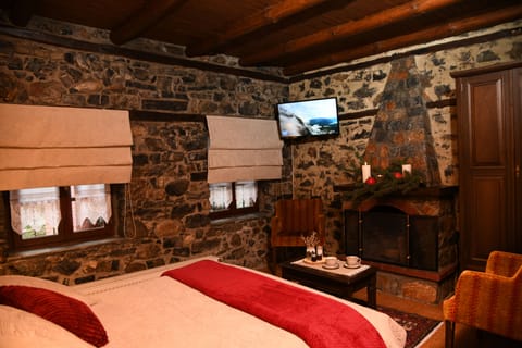 Traditional Room, Fireplace | Individually decorated, free WiFi, bed sheets