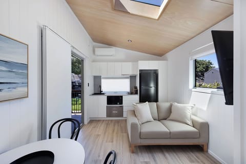 Premium Cabin | Living area | 52-cm flat-screen TV with digital channels, LCD TV