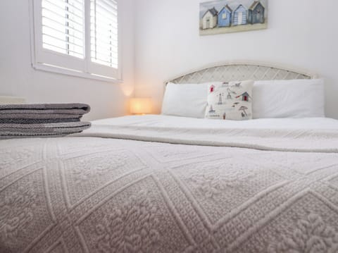 Cottage | 3 bedrooms, individually decorated, individually furnished, desk