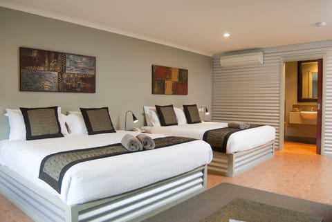 Deluxe Room, Non Smoking, Kitchenette (Deluxe Spa Twin King 3n) | Egyptian cotton sheets, premium bedding, pillowtop beds, minibar