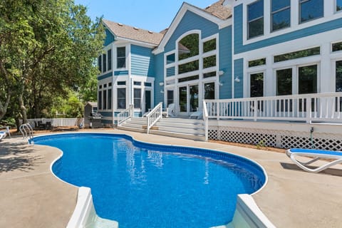 CC176: Beach ParTee Time | Back Exterior