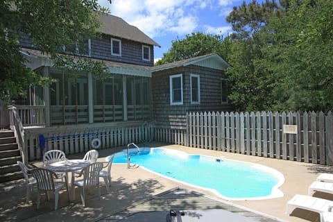 JR121: Reminiscent | Pool Area