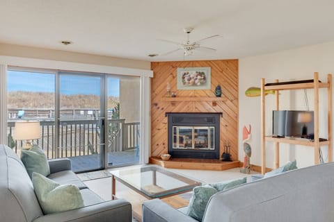 QE1: Shoenthal | Mid Level Living