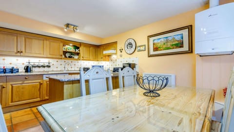 Middle Gable Kitchen/Dining Area - StayCotswold