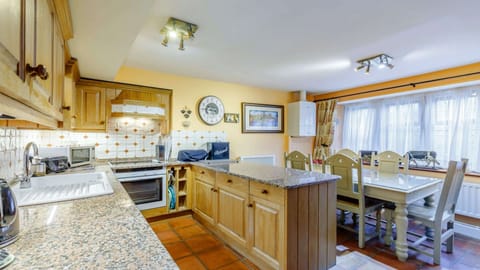 Middle Gable Kitchen/Dining Room - StayCotswold