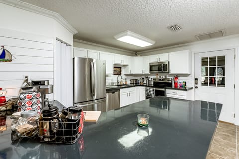 Full kitchen with coffee bar