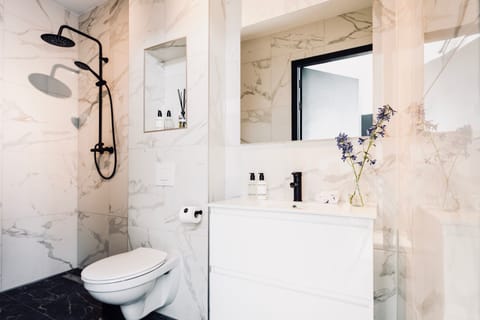 Deluxe Double Room, 1 King Bed | Bathroom | Shower, rainfall showerhead, free toiletries, hair dryer