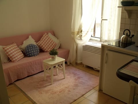 Table, Furniture, Property, Couch, Window, Plant, Building, Houseplant, Wood, Comfort