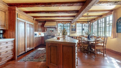 Flooring, Hardwood, Floor, Indoors, Room