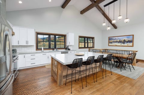 Have breakfast at the bar | Main Level