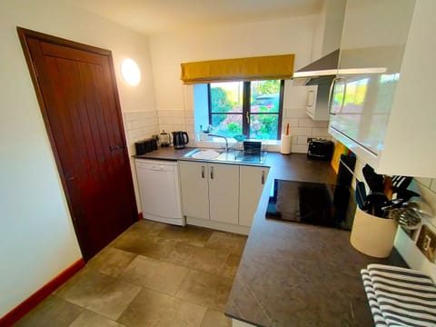 Cottage | Private kitchen | Fridge, microwave, oven, stovetop