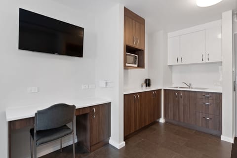 Suite | Private kitchen | Mini-fridge, electric kettle