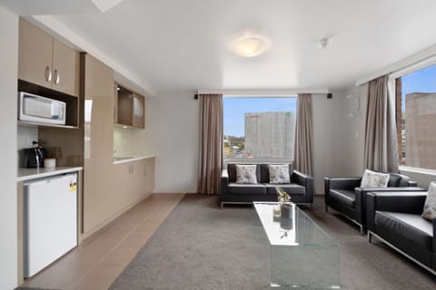 Spa Suite | Private kitchen | Mini-fridge, electric kettle