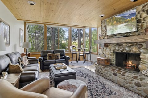 Living room with Fireplace