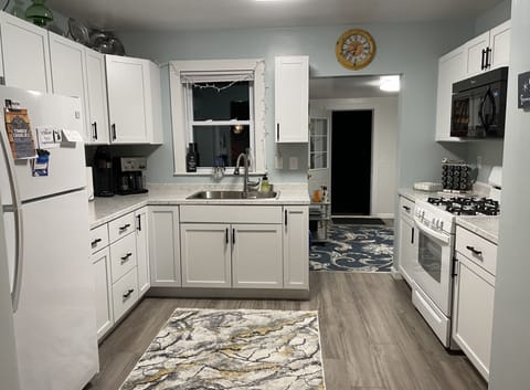 Kitchen-fully equipped!
Nothing excluded. Honor food system too!