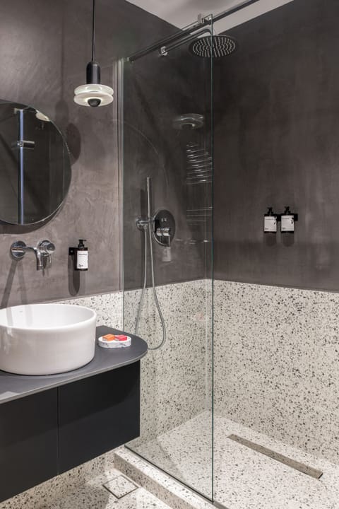 Junior Suite | Bathroom | Shower, hair dryer, towels