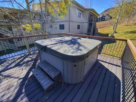 Hot Tub!!! Right outside your back door!