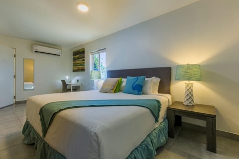 Modern Studio w/ KingBed, Pool, & close to Beaches (2659)