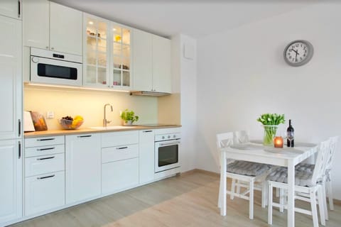 Deluxe Apartment | Private kitchen | Full-size fridge, oven, stovetop, dishwasher