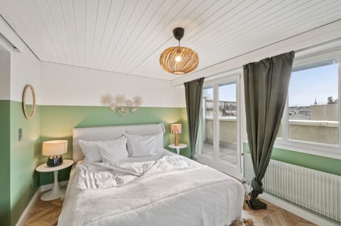 Deluxe Suite | Desk, laptop workspace, blackout drapes, free WiFi