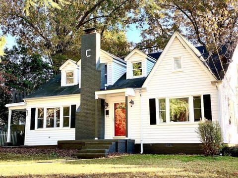 "Maple Cottage"- Beautiful Cape Cod home w/ over 2500 square feet, 4 bedrooms, 3 bathrooms in a wonderful neighborhood near everything in Gastonia. 